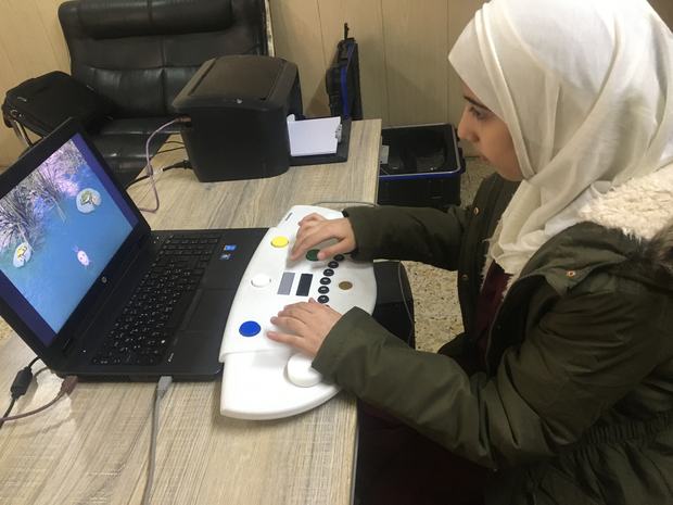 طالبة تتدرّب على الحاسوب في مختبر الحاسبات