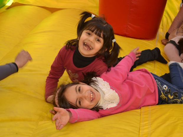 طفلتان تلعبان في القلعة الهوائية