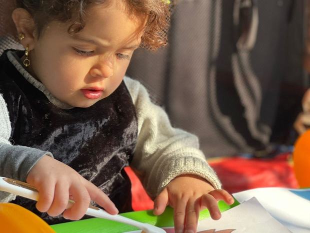طفلة ترسم في نشاط الروضة