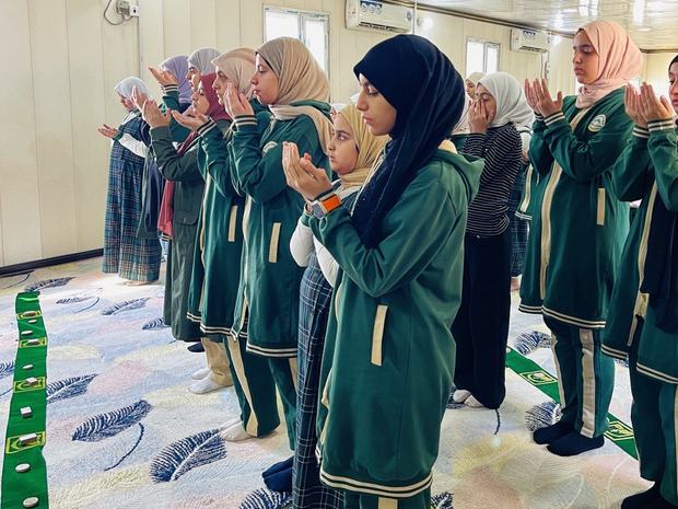 طالبات يرفعن أيديهنّ بالدعاء بعد الصلاة