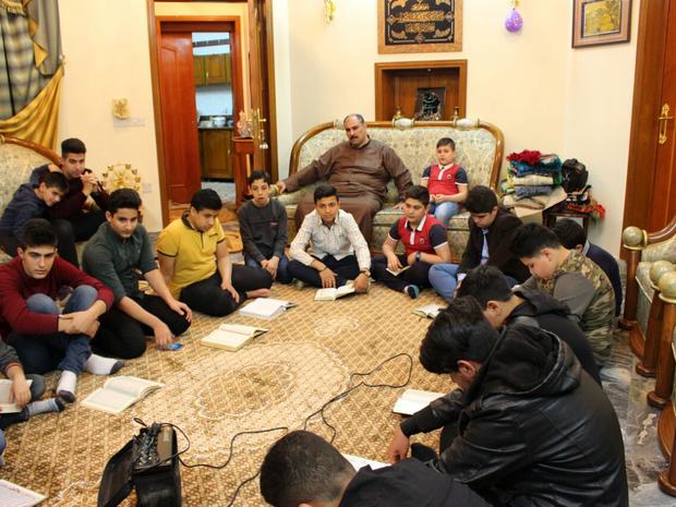 حلقة قرآنية للطلاب مع أحد الأساتذة
