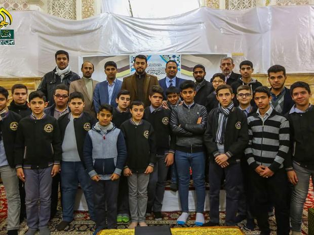 صورة جماعية للطلاب مع الكادر بعد الفعالية القرآنية