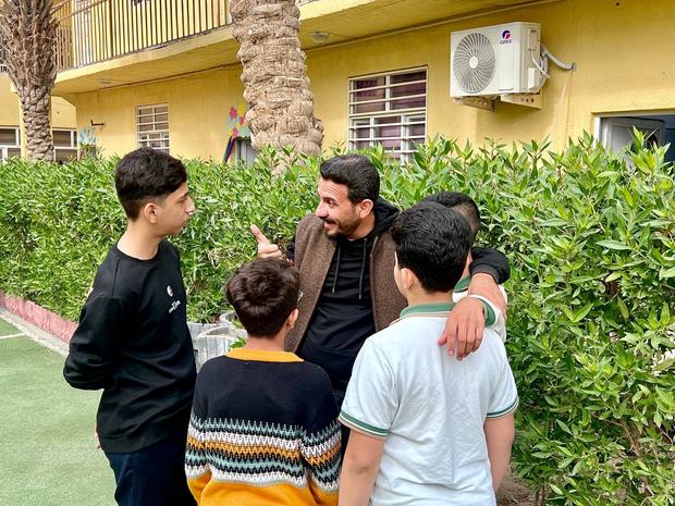 لحظة حوار بين المرشد وطلابه في ساحة المدرسة