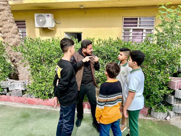 نشاط إرشادي للطلاب في ساحة المدرسة
